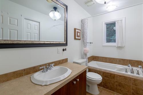 Salle de bains - 990 Rue Renoir, Brossard, QC - Indoor Photo Showing Bathroom