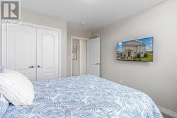 Spacious bedroom w/double closet - 