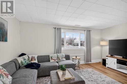 8712 Bank Street, Ottawa, ON - Indoor Photo Showing Living Room