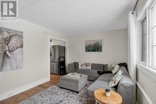 8712 Bank Street, Ottawa, ON - Indoor Photo Showing Living Room