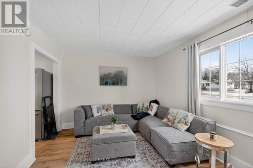 8712 Bank Street, Ottawa, ON - Indoor Photo Showing Living Room