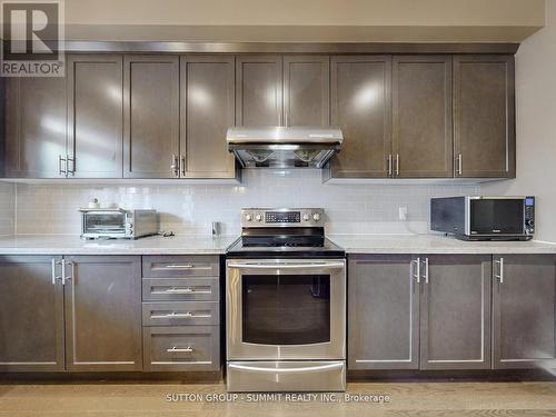 3050 Eberly Woods Drive, Oakville, ON - Indoor Photo Showing Kitchen