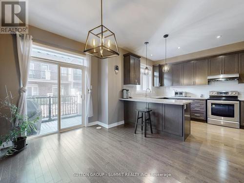 3050 Eberly Woods Drive, Oakville, ON - Indoor Photo Showing Kitchen With Upgraded Kitchen
