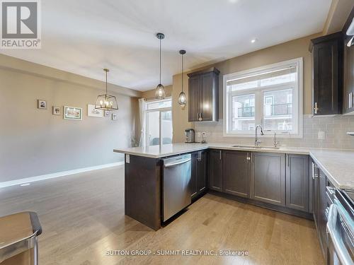 3050 Eberly Woods Drive, Oakville, ON - Indoor Photo Showing Kitchen With Upgraded Kitchen