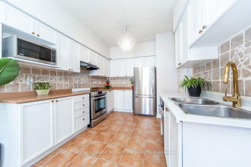 40 Tuscana Boulevard, Vaughan, ON - Indoor Photo Showing Kitchen With Double Sink With Upgraded Kitchen