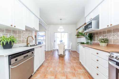 40 Tuscana Boulevard, Vaughan, ON - Indoor Photo Showing Kitchen With Upgraded Kitchen