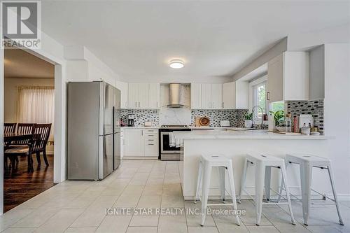 3203 Dovetail Mews, Mississauga, ON - Indoor Photo Showing Kitchen With Upgraded Kitchen