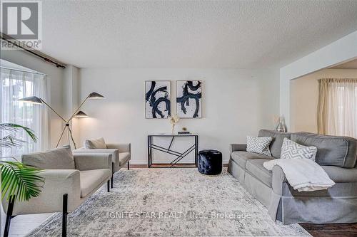 3203 Dovetail Mews, Mississauga, ON - Indoor Photo Showing Living Room