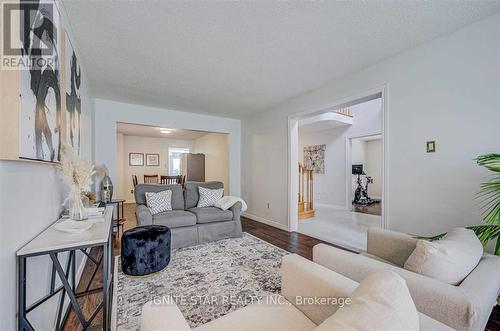 3203 Dovetail Mews, Mississauga, ON - Indoor Photo Showing Living Room