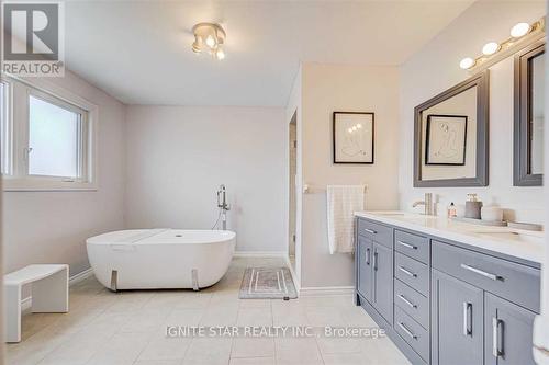 3203 Dovetail Mews, Mississauga, ON - Indoor Photo Showing Bathroom