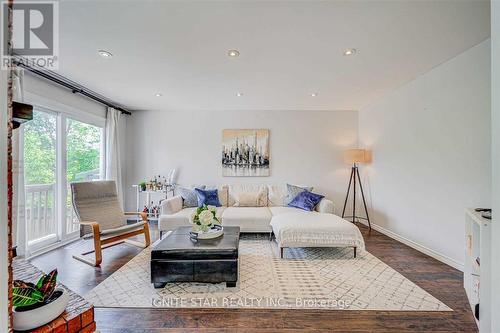 3203 Dovetail Mews, Mississauga, ON - Indoor Photo Showing Living Room