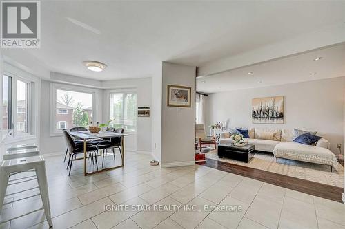 3203 Dovetail Mews, Mississauga, ON - Indoor Photo Showing Living Room