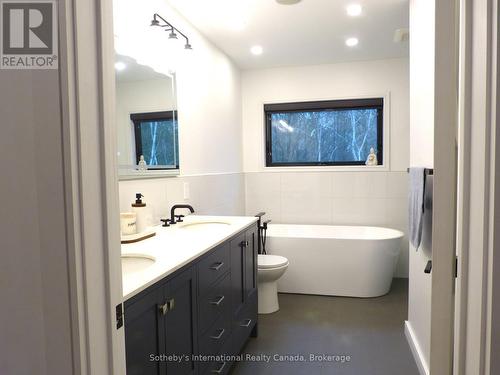 Primary Ensuite - 31 Slalom Gate Road, Collingwood, ON - Indoor Photo Showing Bathroom