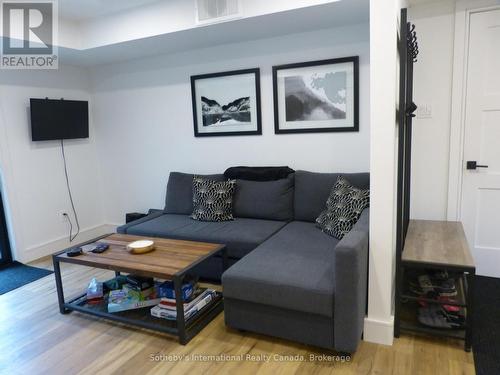 31 Slalom Gate Road, Collingwood, ON - Indoor Photo Showing Living Room