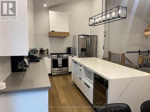 31 Slalom Gate Road, Collingwood, ON - Indoor Photo Showing Kitchen With Upgraded Kitchen