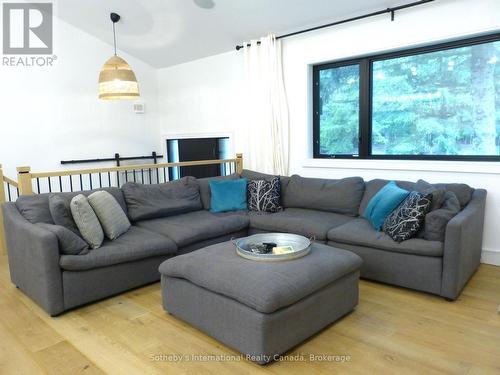 Cozy Living room - 31 Slalom Gate Road, Collingwood, ON - Indoor Photo Showing Living Room