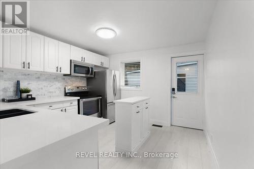 39 Division Street, Hamilton, ON - Indoor Photo Showing Kitchen