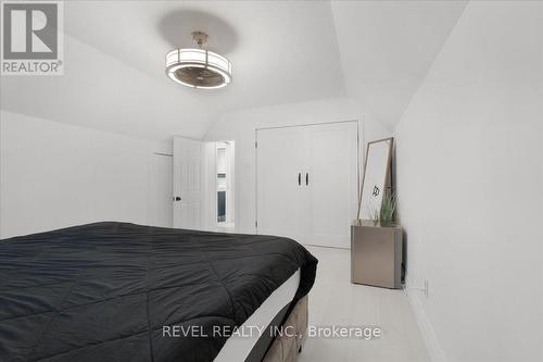 39 Division Street, Hamilton, ON - Indoor Photo Showing Bedroom