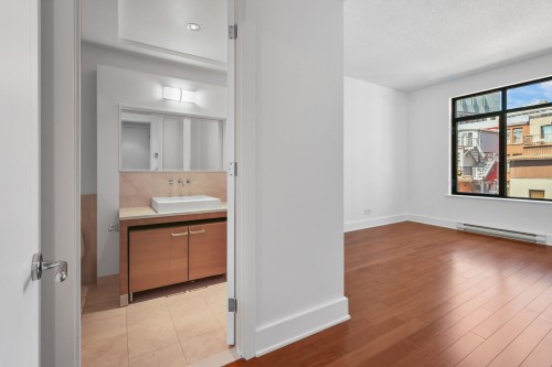 Bathroom - P1-302-3419 Av. Henri-Julien, Montréal (Le Plateau-Mont-Royal), QC - Indoor Photo Showing Other Room