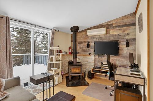 Salon - 4 Ch. Des Lys, Gore, QC - Indoor With Fireplace