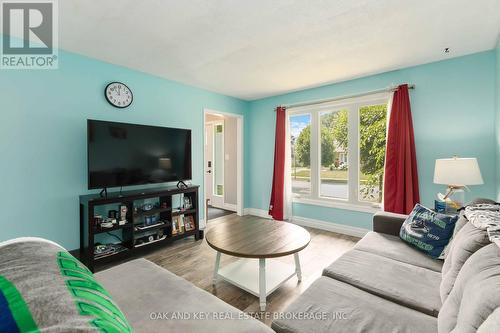 6 Weymouth Drive, London East (East I), ON - Indoor Photo Showing Living Room
