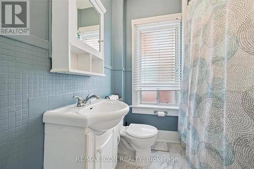 262 Madison Avenue S, Kitchener, ON - Indoor Photo Showing Bathroom