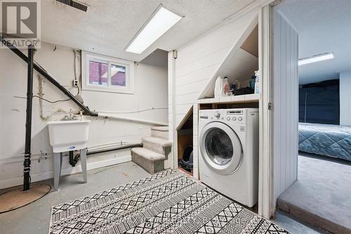262 Madison Avenue S, Kitchener, ON - Indoor Photo Showing Laundry Room
