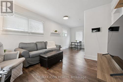 262 Madison Avenue S, Kitchener, ON - Indoor Photo Showing Living Room