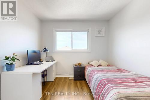 851 Clemens Crescent, Mississauga, ON - Indoor Photo Showing Bedroom