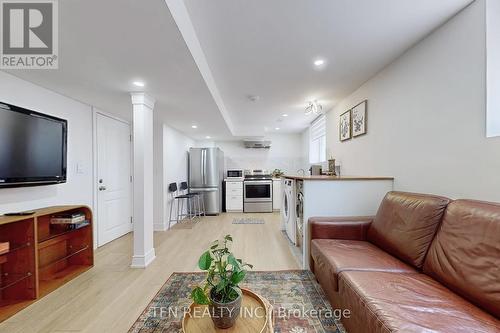 851 Clemens Crescent, Mississauga, ON - Indoor Photo Showing Living Room
