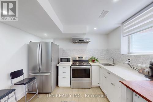 851 Clemens Crescent, Mississauga, ON - Indoor Photo Showing Kitchen