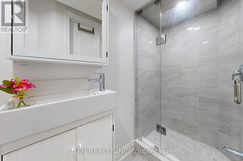 851 Clemens Crescent, Mississauga, ON - Indoor Photo Showing Bathroom