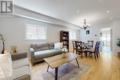 851 Clemens Crescent, Mississauga, ON - Indoor Photo Showing Living Room