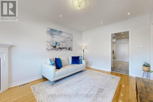 851 Clemens Crescent, Mississauga, ON - Indoor Photo Showing Living Room