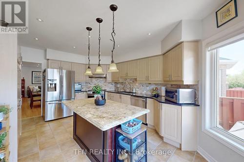 851 Clemens Crescent, Mississauga, ON - Indoor Photo Showing Kitchen With Upgraded Kitchen