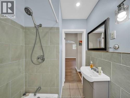 683 Stanley, Windsor, ON - Indoor Photo Showing Bathroom