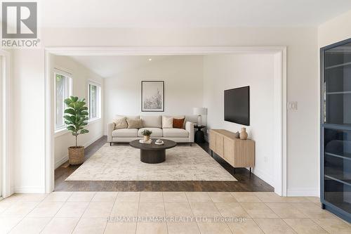 138 Colbeck Drive, Welland, ON - Indoor Photo Showing Living Room