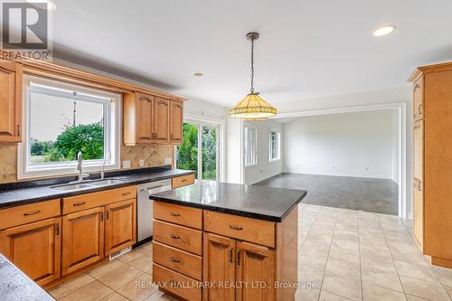 138 Colbeck Drive, Welland, ON - Indoor Photo Showing Kitchen With Double Sink