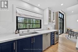 Large window overlooking the reek - 