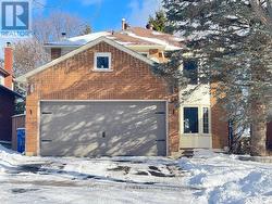 30 MOFFAT CRESCENT E  Aurora, ON L4G 4Z8