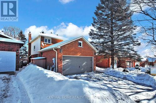 30 MOFFAT CRESCENT E  Aurora, ON L4G 4Z8