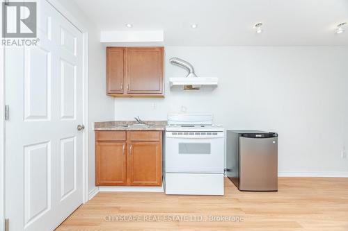 5843 Prairie Circle, Mississauga, ON - Indoor Photo Showing Kitchen