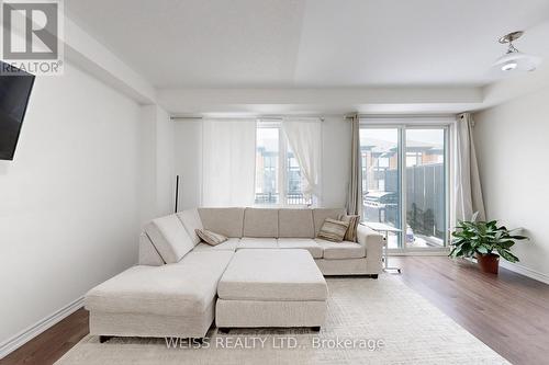 6729 Thickson Road N, Whitby, ON - Indoor Photo Showing Living Room