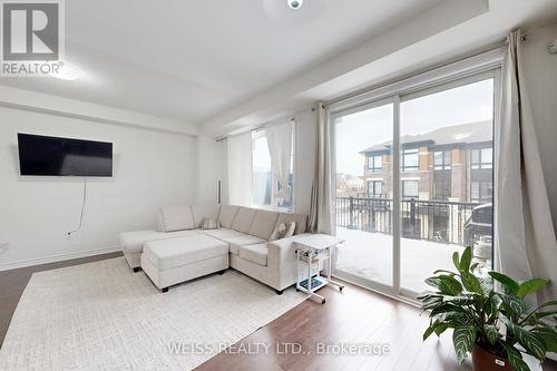 6729 Thickson Road N, Whitby, ON - Indoor Photo Showing Living Room