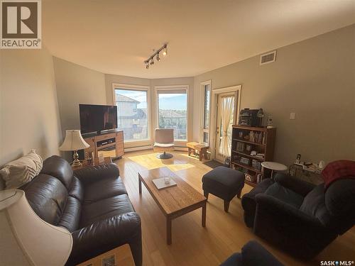 307 615 Saskatchewan Crescent W, Saskatoon, SK - Indoor Photo Showing Living Room
