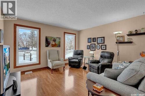 1124 Courtney Street, Regina, SK - Indoor Photo Showing Living Room