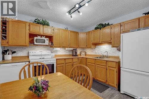 1124 Courtney Street, Regina, SK - Indoor Photo Showing Kitchen