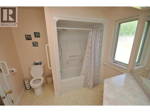 Main floor bathroom - 2194 3A Highway, Nelson, BC - Indoor Photo Showing Bathroom