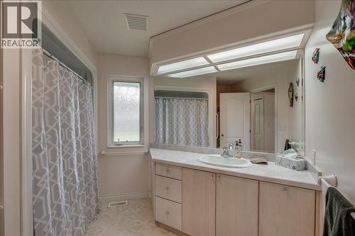 2194 3A Highway, Nelson, BC - Indoor Photo Showing Bathroom