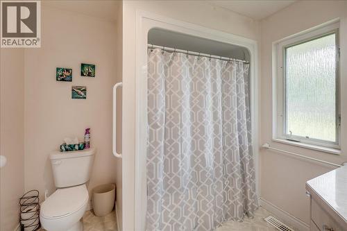 2194 3A Highway, Nelson, BC - Indoor Photo Showing Bathroom